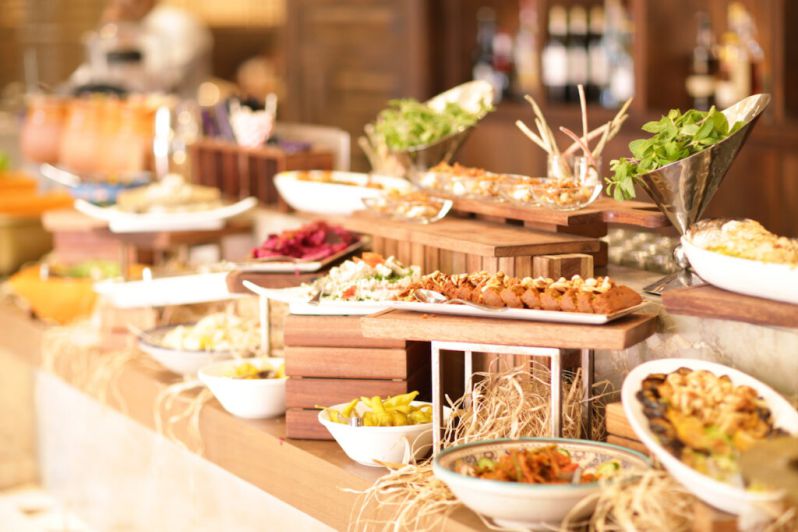 Trang trí bữa tiệc buffet thật ấm cúng, tinh tế