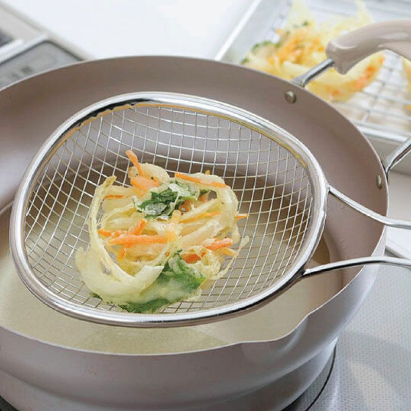 Vợt vớt đồ chiên cho phép dầu thừa nhanh chóng chảy ra, giúp món chiên khô ráo, hấp dẫn hơn và tốt cho sức khỏe.