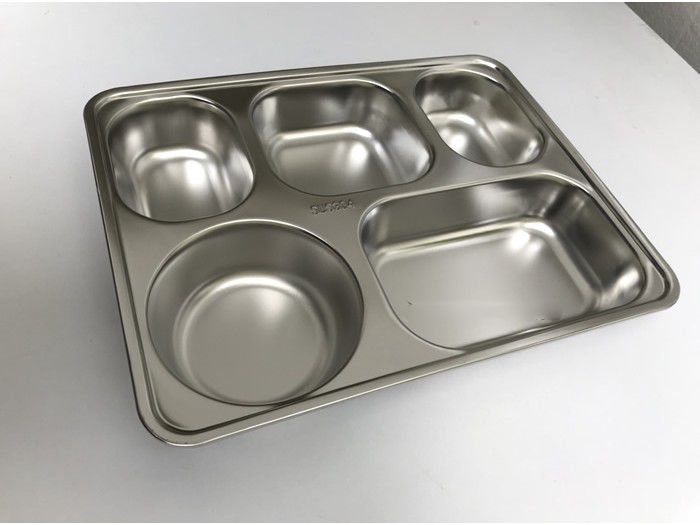 Khay cơm inox sâu lòng ngày càng được ưu tiên lựa chọn trong phục vụ suất ăn tập thể 