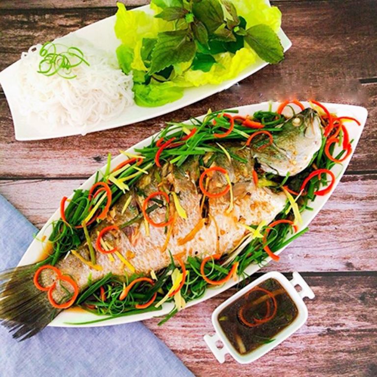 Không chỉ giữ được hình dạng ban đầu mà cá còn rất ngọt, thơm ngon khi được hấp bởi nồi hấp chuyên dụng