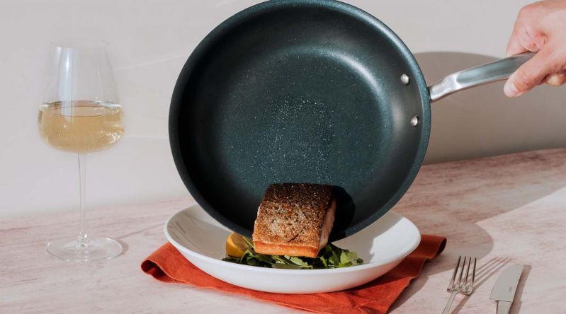 Đâu là loại chảo phù hợp với bạn - Chảo chống dính hay chảo đá?