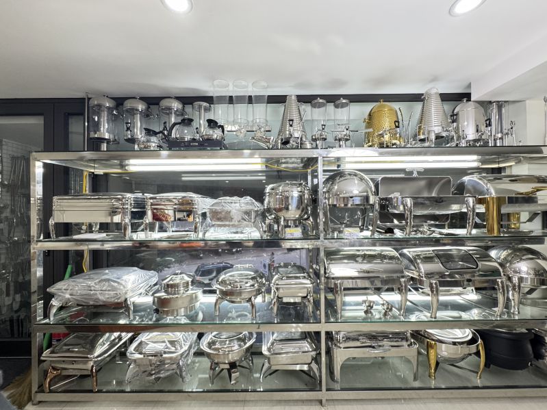 Khu vực trưng bày dụng cụ tiệc buffet tại showroom của Dụng cụ bếp QT