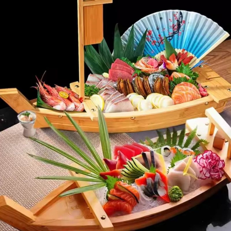 Thuyền gỗ đựng sushi cung cấp không gian trình bày món ăn rộng rãi và chuyên nghiệp