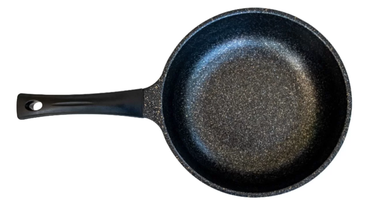 Chảo đá có giá thành cao hơn, trọng lượng nặng hơn so với chảo thông thường