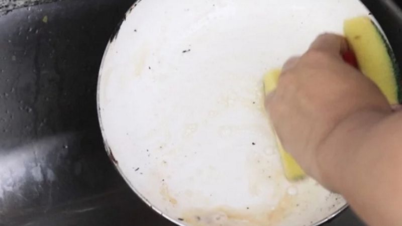 Vệ sinh chảo đá đúng cách để kéo dài tuổi thọ 