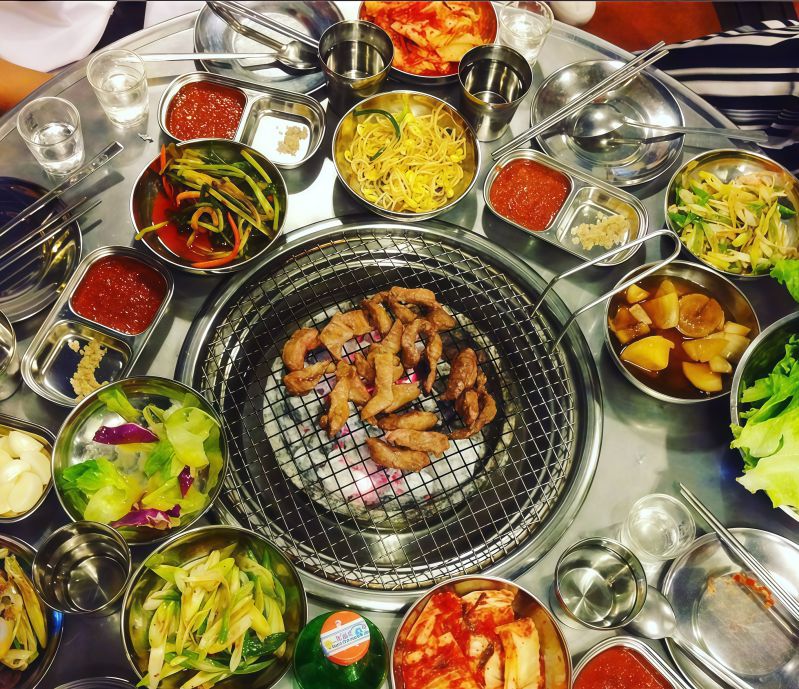 Khay nước chấm 2 ngăn xuất hiện trong nhiều mô hình F&B