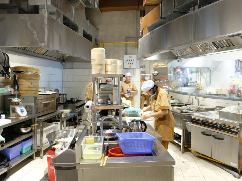 Sắp xếp dụng cụ làm bếp nhà hàng 1 cách khoa học, tận dụng không gian theo chiều dọc