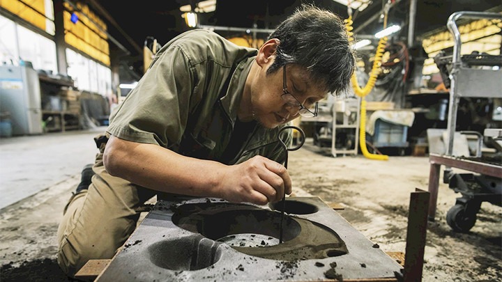 Nồi gang đúc thủ công được sản xuất bằng phương pháp đổ gang nóng chảy vào khuôn cát truyền thống, sau đó xử lý bề mặt và hoàn thiện bằng tay